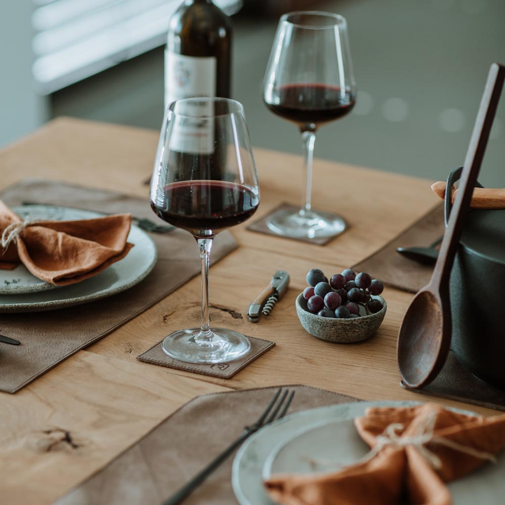 Ensemble Salle à Manger en Cuir Nappa Italien - 8 Sets de Table, 8 Dessous de Verre et 2 Maniques Artisanaux 5