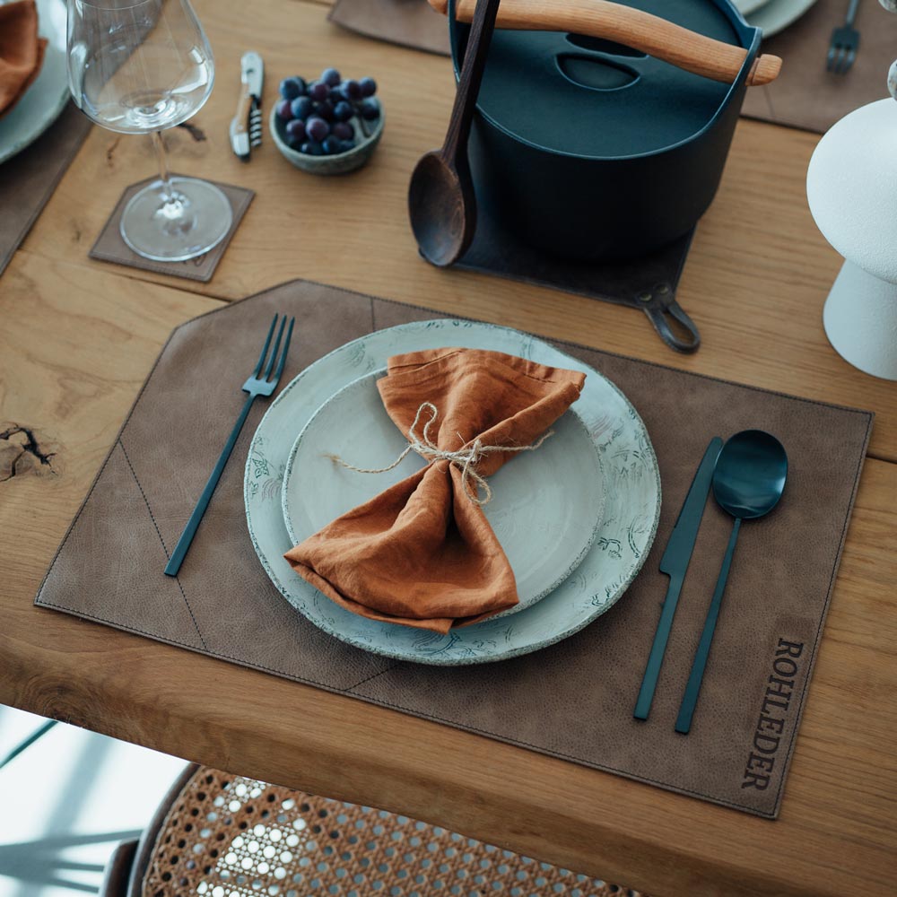 Ensemble Salle à Manger en Cuir Nappa Italien - 8 Sets de Table, 8 Dessous de Verre et 2 Maniques Artisanaux 8