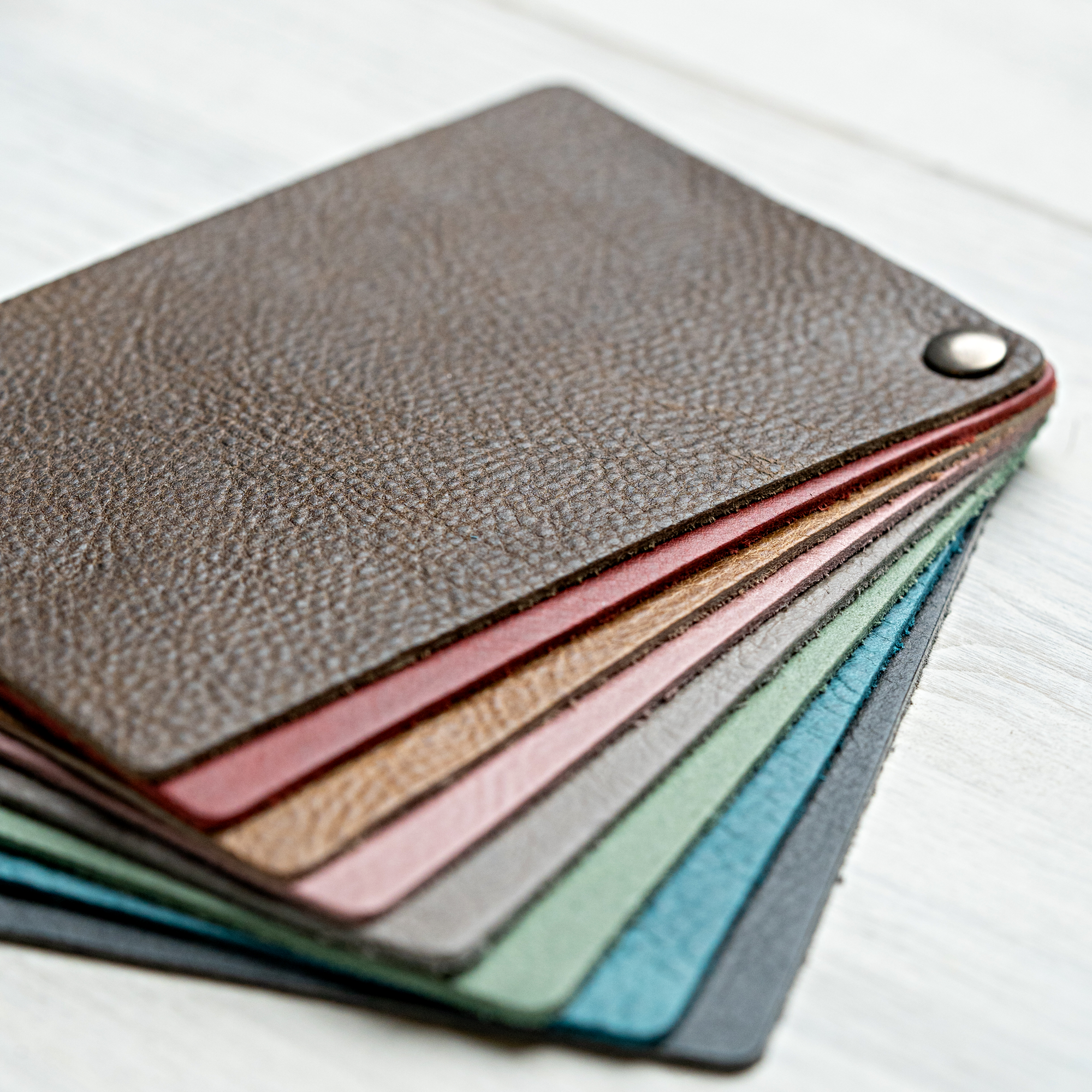 Nuancier de Cuir Naturel avec Échantillons de Couleurs Authentiques – 10 Teintes Variées, Finition Cirée, Idéal pour Maroquinerie 1